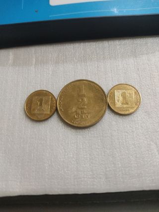 3 monedas israelitas.