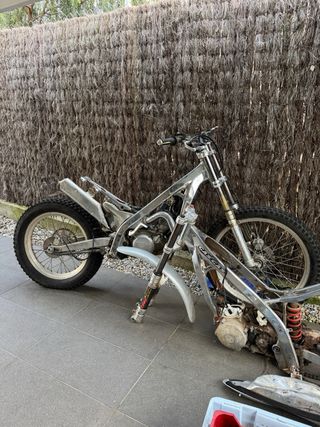Moto trial con todas las piezas