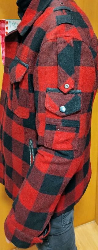 Abrigo de invierno rojo y negro