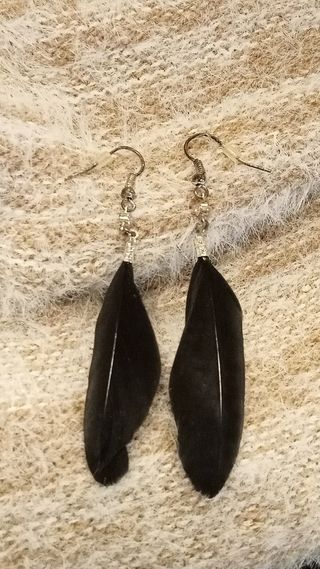 Pendientes de 1 pluma negra
