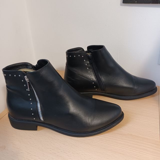 Botín negro tachuelas