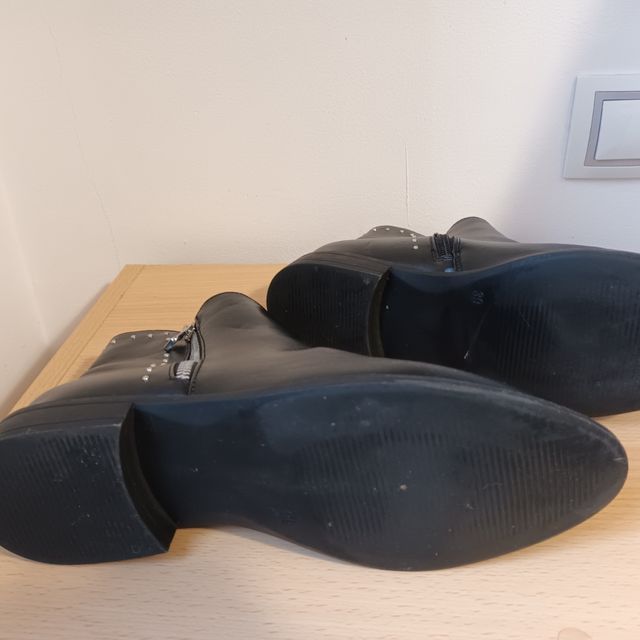 Botín negro tachuelas