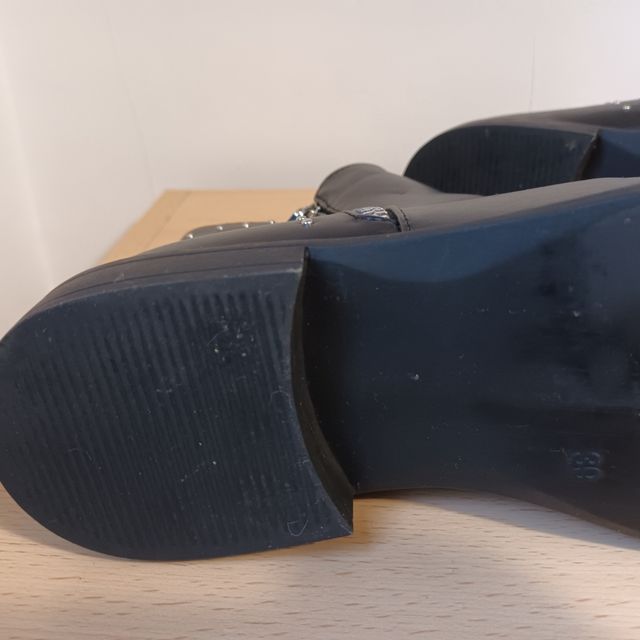 Botín negro tachuelas