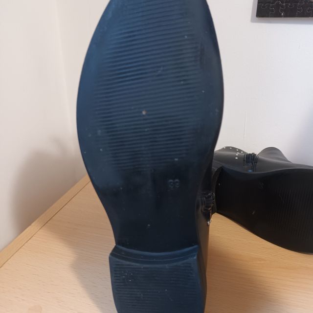 Botín negro tachuelas