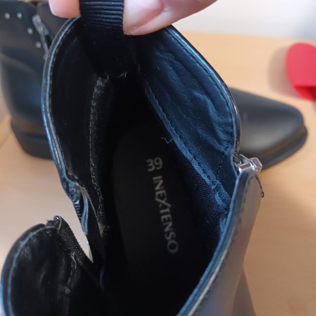 Botín negro tachuelas