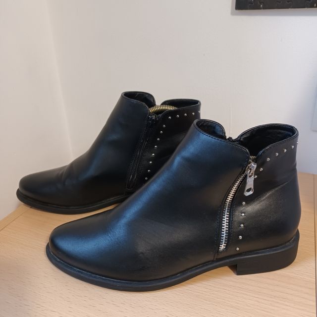 Botín negro tachuelas