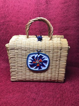 Bolso de mimbre con colgante de sargadelos
