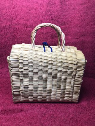 Bolso de mimbre con colgante de sargadelos