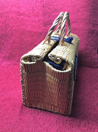 Bolso de mimbre con colgante de sargadelos