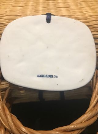 Bolso de mimbre con colgante de sargadelos