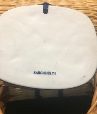 Bolso de mimbre con colgante de sargadelos