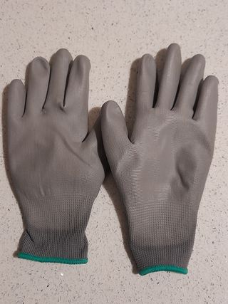  Guanti da lavoro 
pack of coated work gloves.