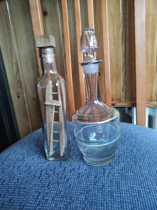 Due piccole bottiglie di liquore