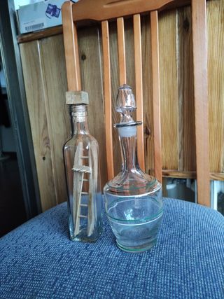 Due piccole bottiglie di liquore