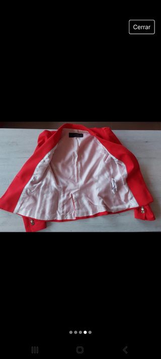 Preciosa chaqueta roja XS Zara.