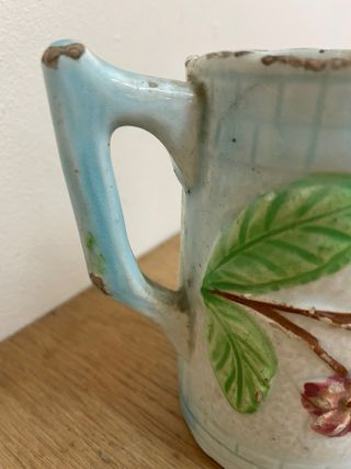 Antigua jarra de leche en cerámica pintada a mano