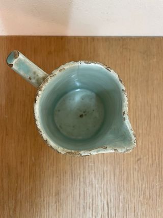 Antigua jarra de leche en cerámica pintada a mano