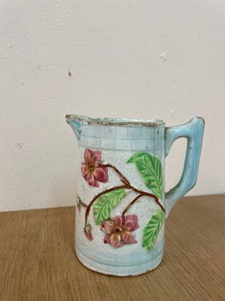 Antigua jarra de leche en cerámica pintada a mano