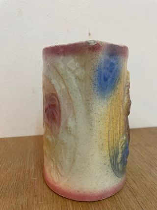 Antigua jarra de leche en cerámica pintada a mano