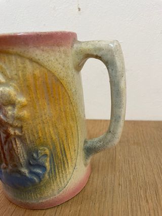 Antigua jarra de leche en cerámica pintada a mano