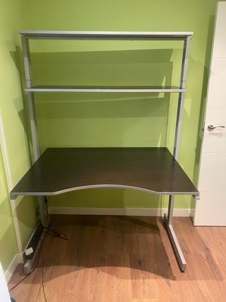 Escritorio. Mesa de trabajo con estanteria