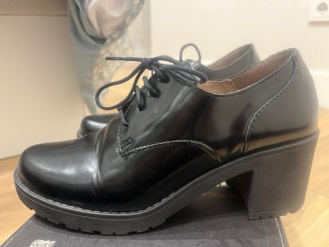 Scarpe nere con tacco a lacci T38