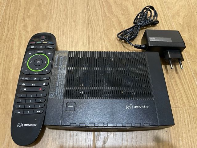 Decodificador Movistar UHD con mando a distancia