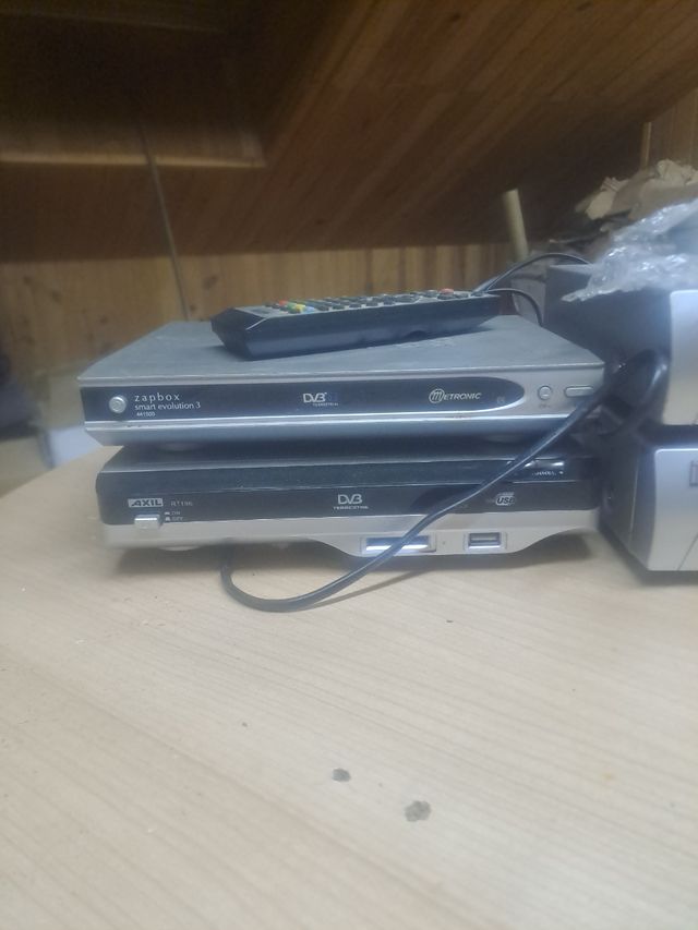 Receptor de parabólica y 2 tdt con sus mandos