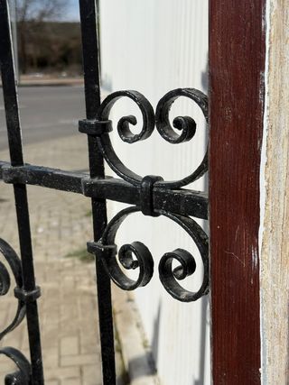 Bonita reja hecha a fragua con marco en madera.