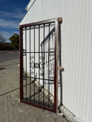 Bonita reja hecha a fragua con marco en madera.