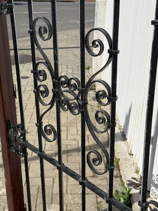 Bonita reja hecha a fragua con marco en madera.