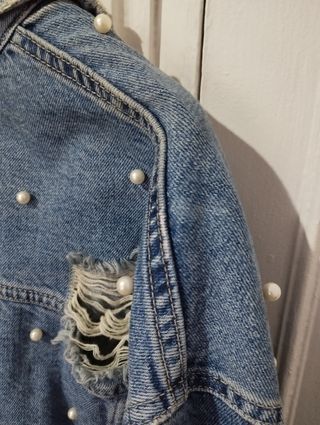Chaqueta vaquera con perlitas Pull&Bear
