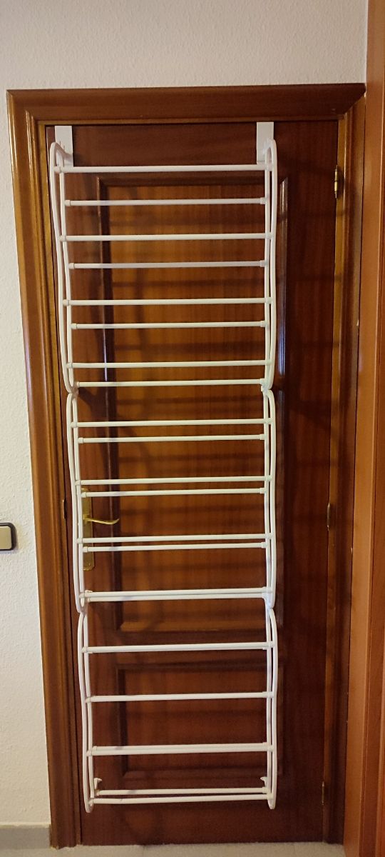 Zapatero para puerta.