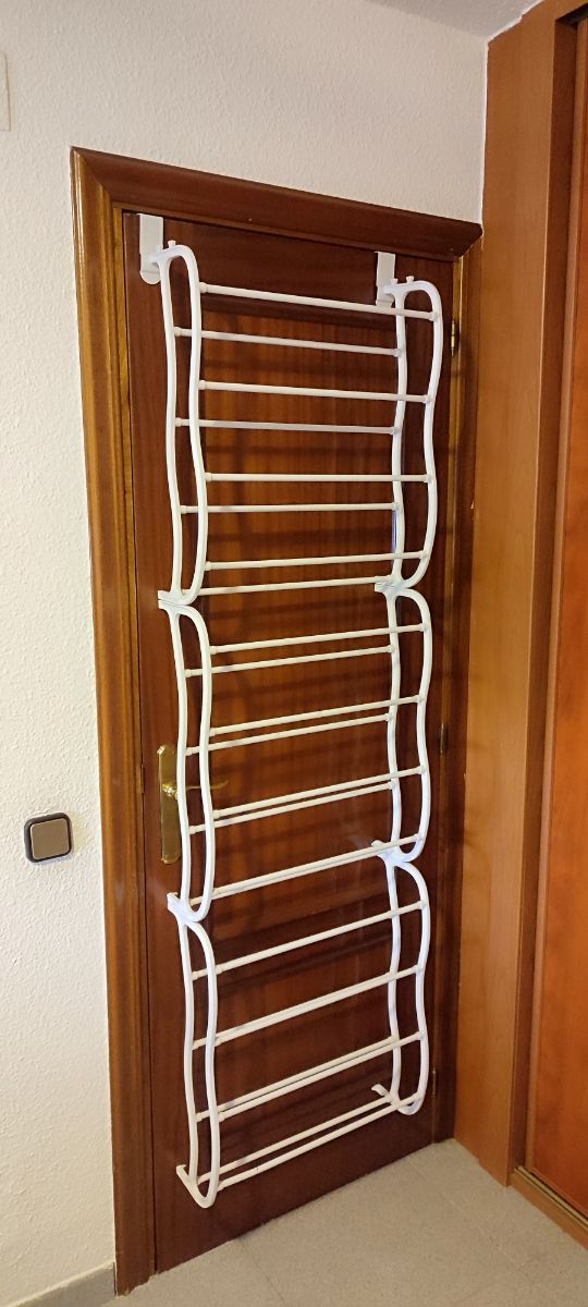 Zapatero para puerta.