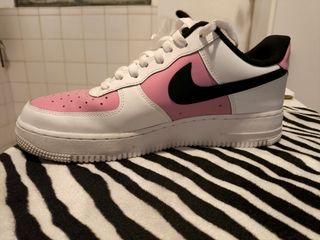 Nike Air Force 1 rosa y negro 43 de segunda mano por 75 EUR en Sevilla en  WALLAPOP