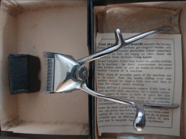 Maquina antigua de cortar pelo nueva