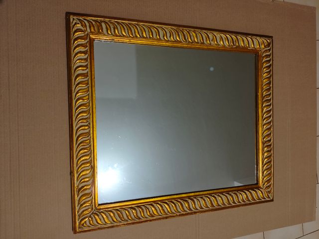 Specchio con cornice in rilievo 