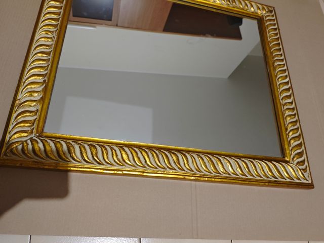 Specchio con cornice in rilievo 