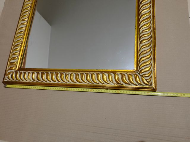 Specchio con cornice in rilievo 
