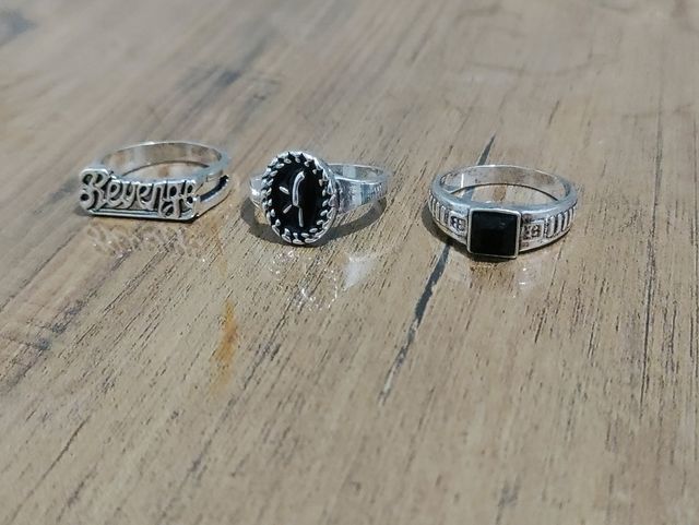 Set 3 anelli con taglie varie come in foto.. 