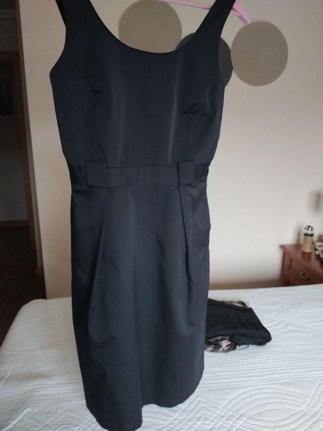 Vestido negro de raso