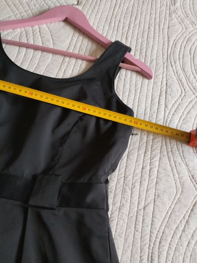 Vestido negro de raso