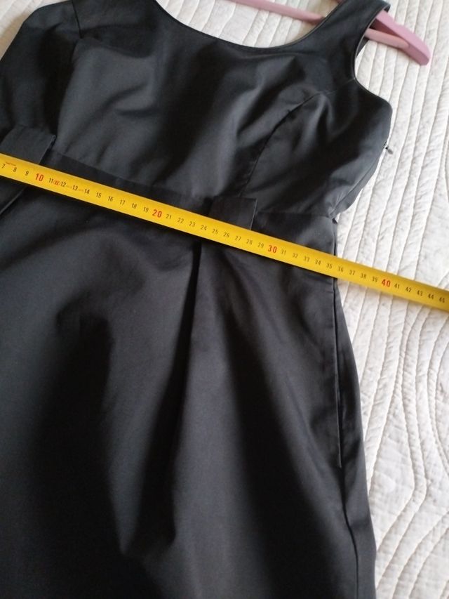 Vestido negro de raso