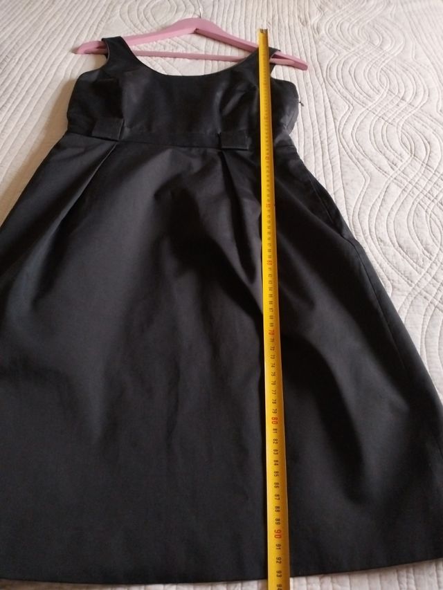 Vestido negro de raso