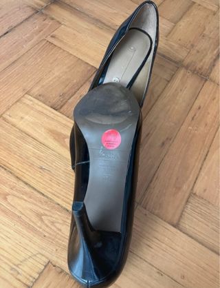Tacones peep toe charol negro Zara 37