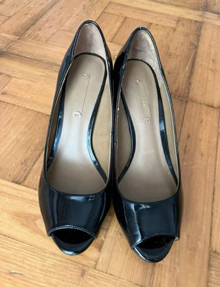 Tacones peep toe charol negro Zara 37