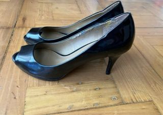 Tacones peep toe charol negro Zara 37