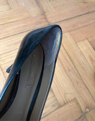 Tacones peep toe charol negro Zara 37