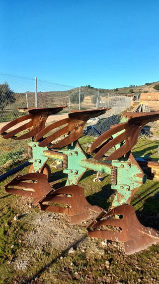 arado de 3 vertederas