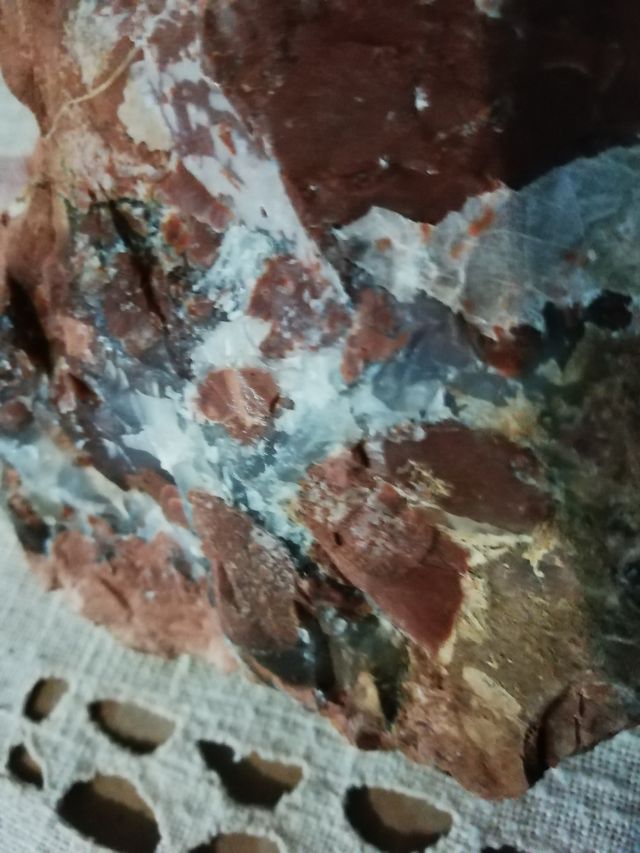 Minerali Diaspro brecciato?